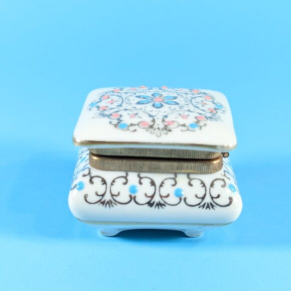 White porcelain lidded trinket box with silver, blue and pink pattern - Picture 2 of 11